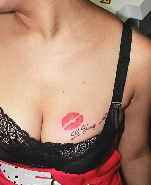 女性胸部性感红唇英文字母纹身图案