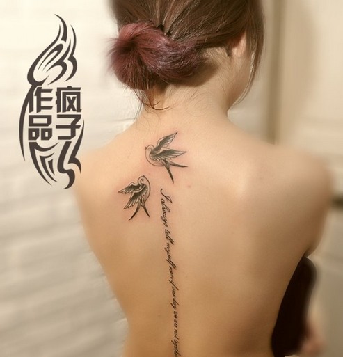 小美女后背脊椎英文字母燕子纹身