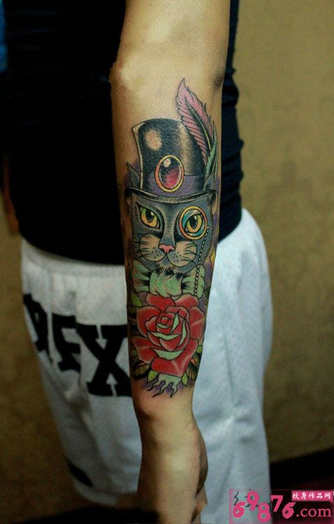 欧美风绅士猫手臂纹身