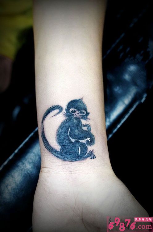 可爱水墨猴子手腕纹身