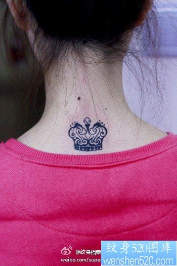 女孩子颈部潮流精美的图腾皇冠纹身图片