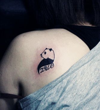 女孩子肩背可爱的图腾熊猫纹身图案