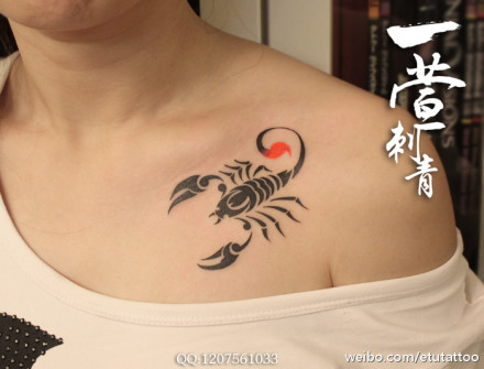 女生胸前潮流时尚的图腾蝎子纹身图案