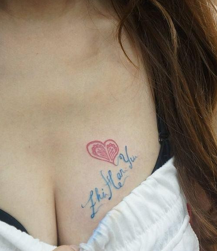 女生胸部英文字和心形纹身图案