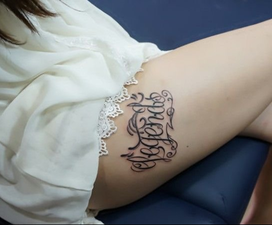 女生腿部花体英文字母纹身