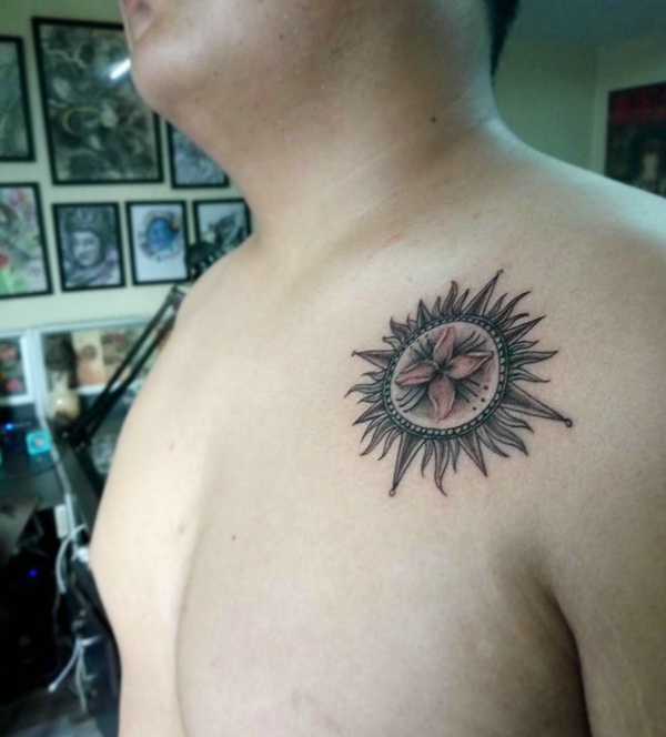 男士胸前拥有创意的另类太阳纹身图案