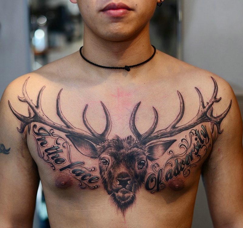 男士胸前一头小鹿头部纹身图案