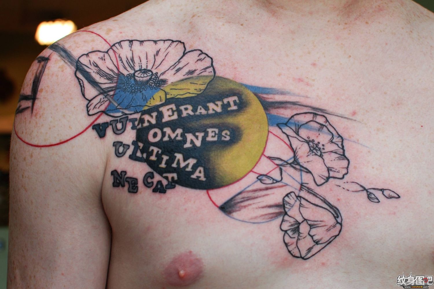 胸口的几朵花和英文组合纹身图案