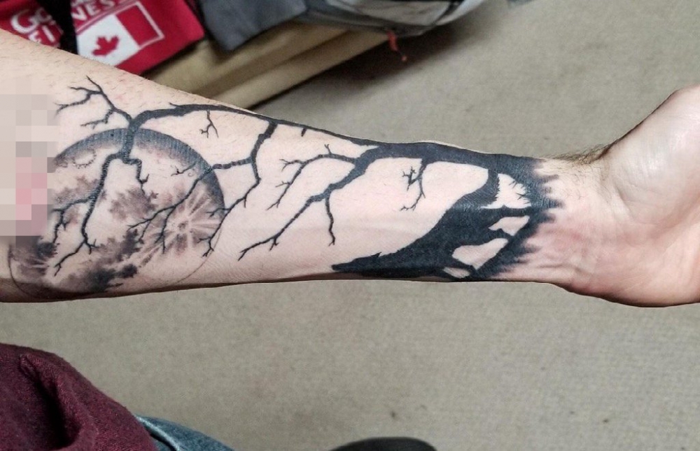 男生手臂上黑色点刺技巧几何线条月亮和枯树纹身图片