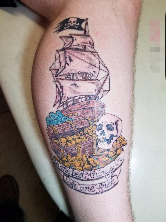 男生手臂上彩绘水彩创意骷髅头帆船纹身图片
