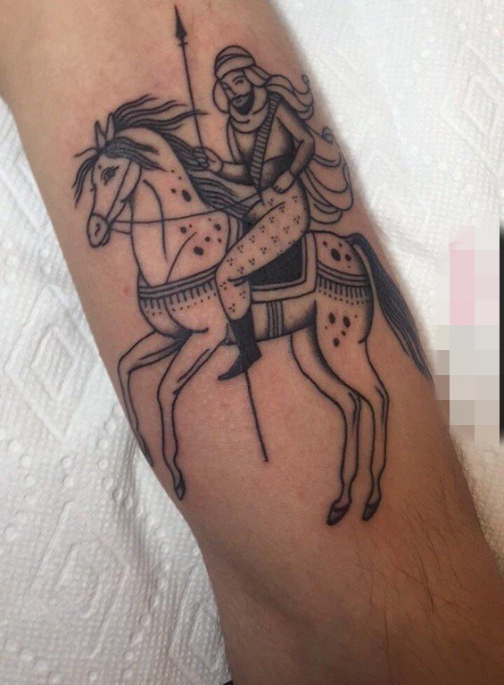 男生手臂上黑色抽象线条马和人物肖像纹身图片