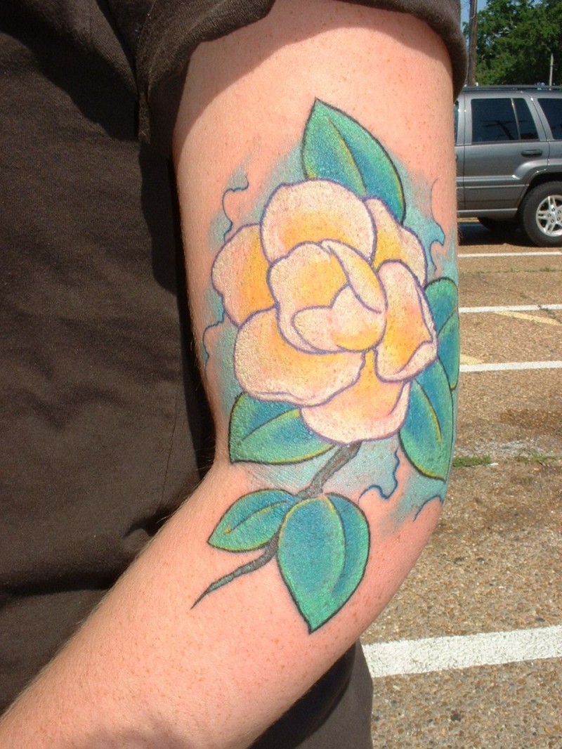 可爱的黄色木兰花手臂纹身图案