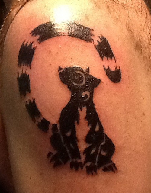 手臂部落的黑色狐猴纹身图案