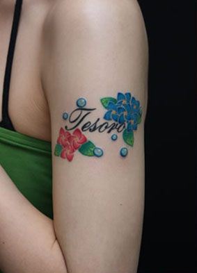 手臂彩色花朵水珠英文纹身作品图片