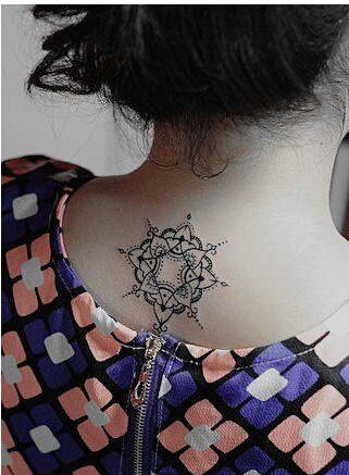 女生后脖子时尚印度风格图腾纹身图案