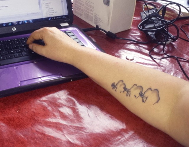 手臂简单可爱的灰色猛犸象家庭纹身图案