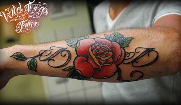 手臂字母与红色玫瑰纹身图案