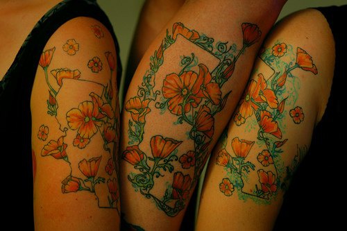 罂粟花和藤蔓彩色手臂纹身图案