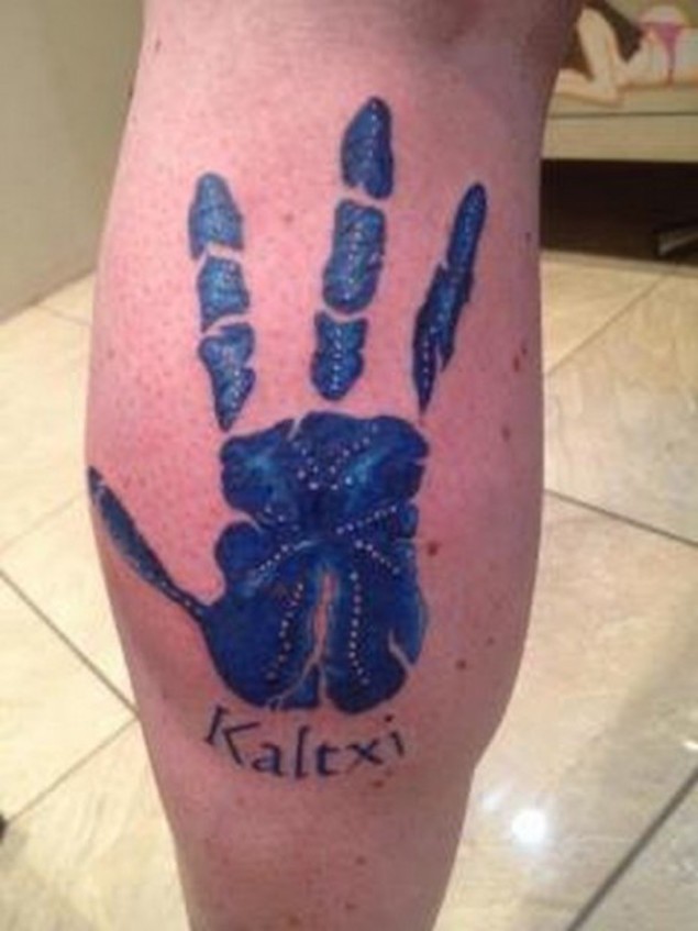 清凉的蓝色手掌印和字母小腿纹身图案