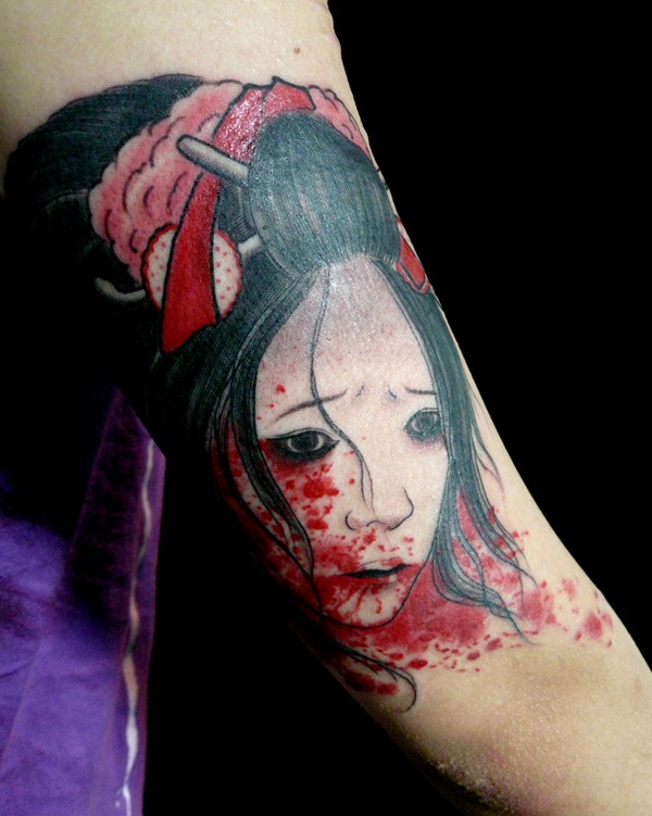 手臂惊人的设计彩绘亚洲艺妓生首纹身图案
