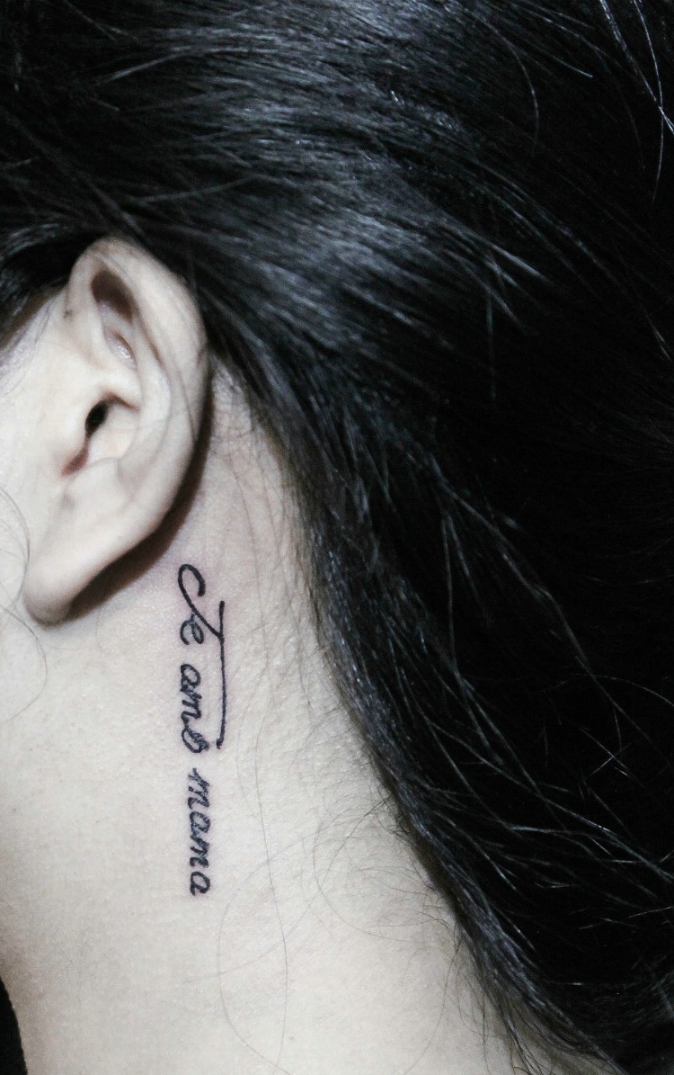 女生耳边上的小清新英文纹身刺青