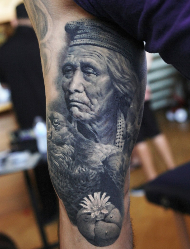 手臂写实黑白古老的印度人肖像和老鹰花朵纹身图案