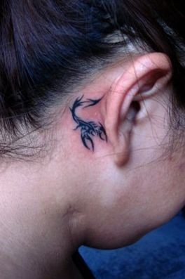 女生耳朵后面的图腾蝎子纹身