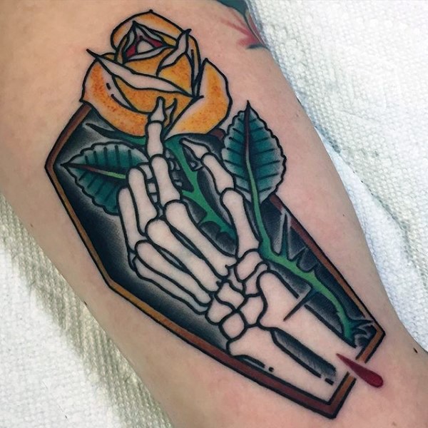 手臂可爱的小棺材与骷髅手黄玫瑰纹身图案