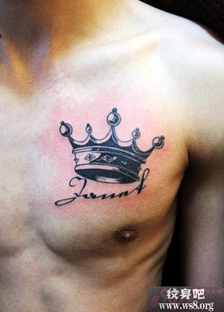 男人胸前皇冠图腾时尚纹身图案