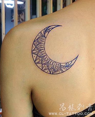 漂亮的点线图腾月亮纹身