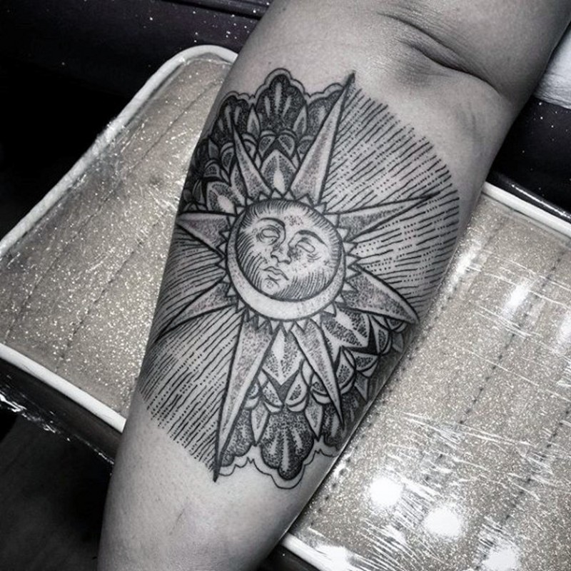 点刺风格黑色的太阳与月亮手臂纹身图案