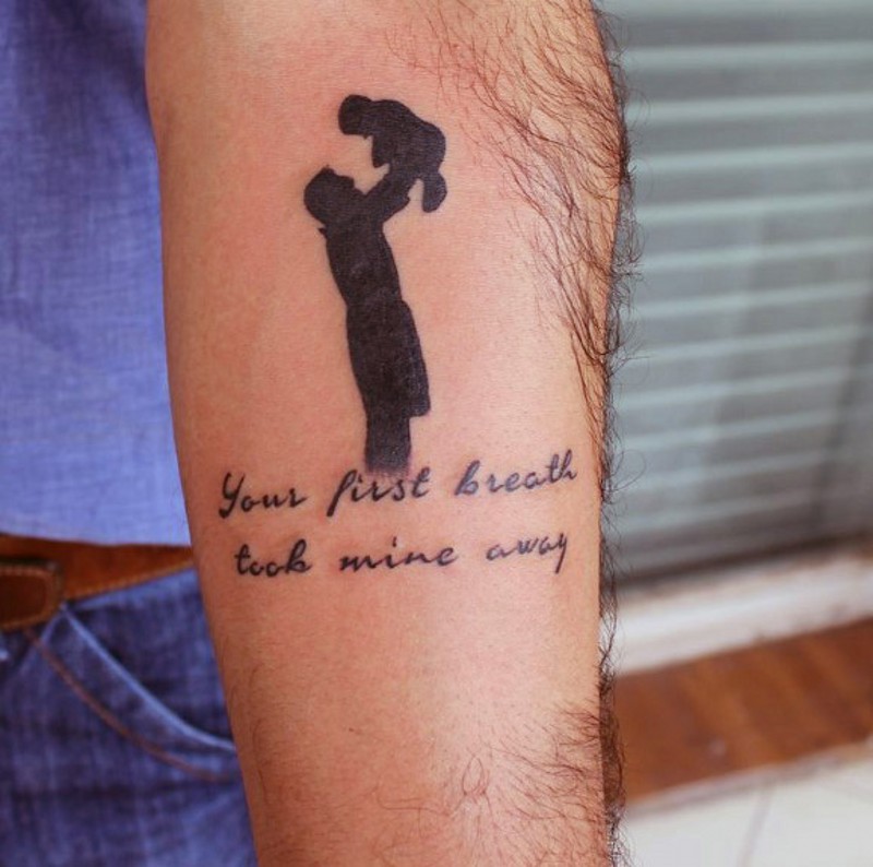 手臂感伤的黑色父子字母纪念纹身图案