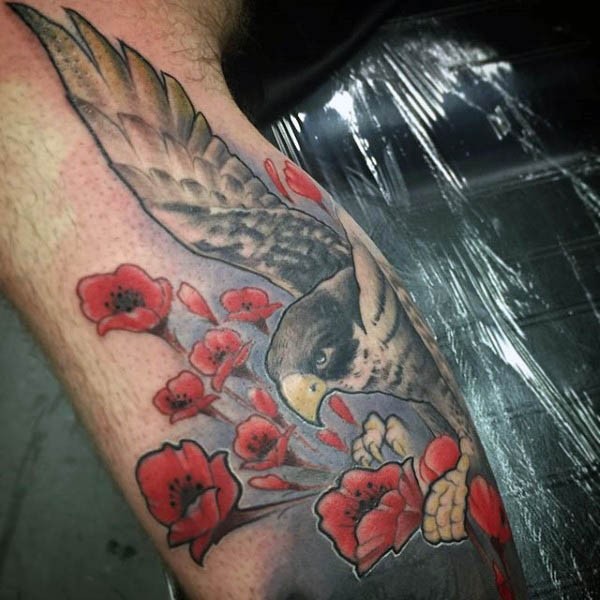 可爱的彩色鹰与花朵手臂纹身图案
