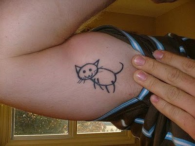 手臂上可爱的简单黑猫纹身图案