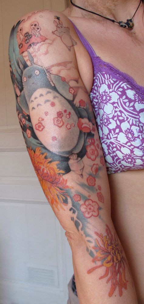 手臂彩色的卡通龙猫和樱花菊花纹身图案