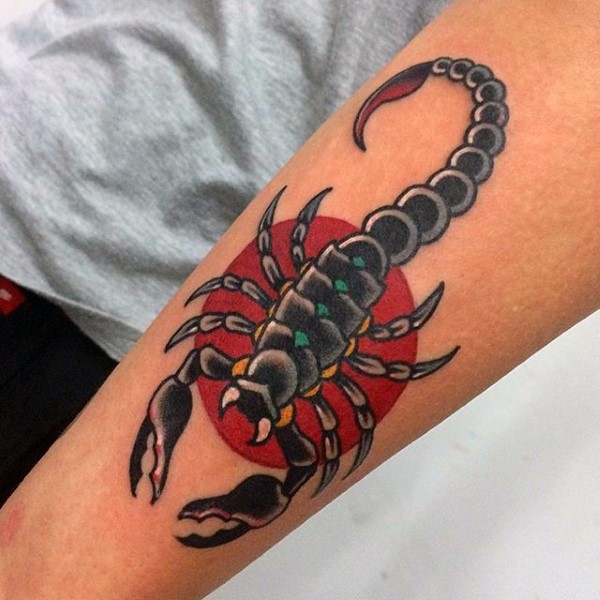 简单手绘彩色小蝎子手臂纹身图案