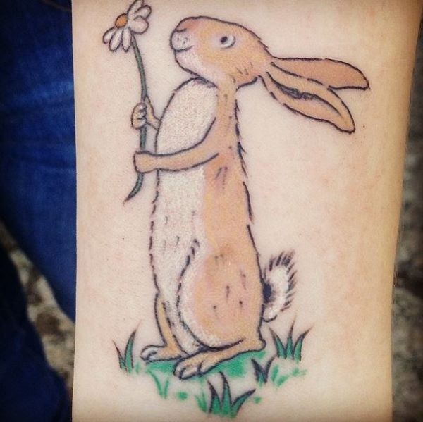 手臂有趣的卡通彩色兔子和花朵纹身图案