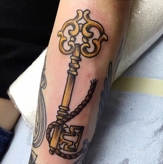 手臂绳索与金钥匙个性纹身图案