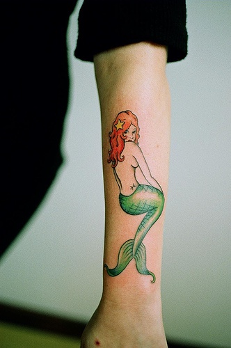 手臂上红头发的美人鱼纹身图案