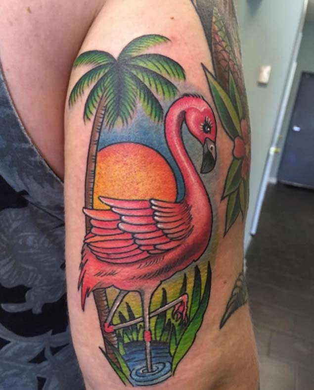 漂亮的彩色棕榈树和太阳火烈鸟手臂纹身图案