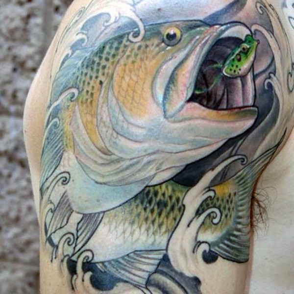 美丽的彩绘大鱼吃小鱼手臂纹身图案