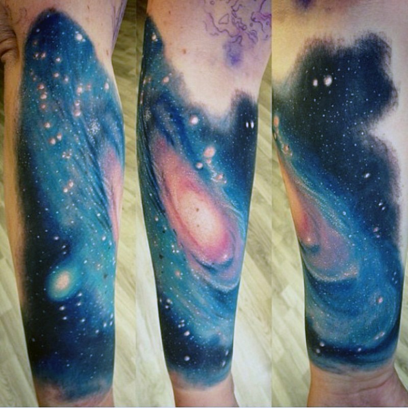 手臂简单多彩的太空纹身图案