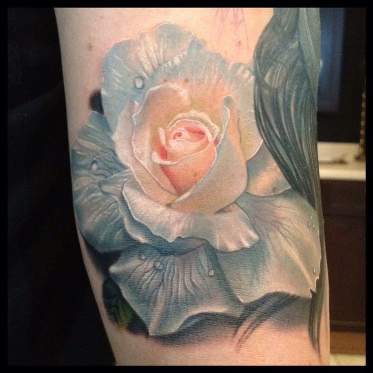 手臂美丽的彩绘玫瑰与水滴纹身图案