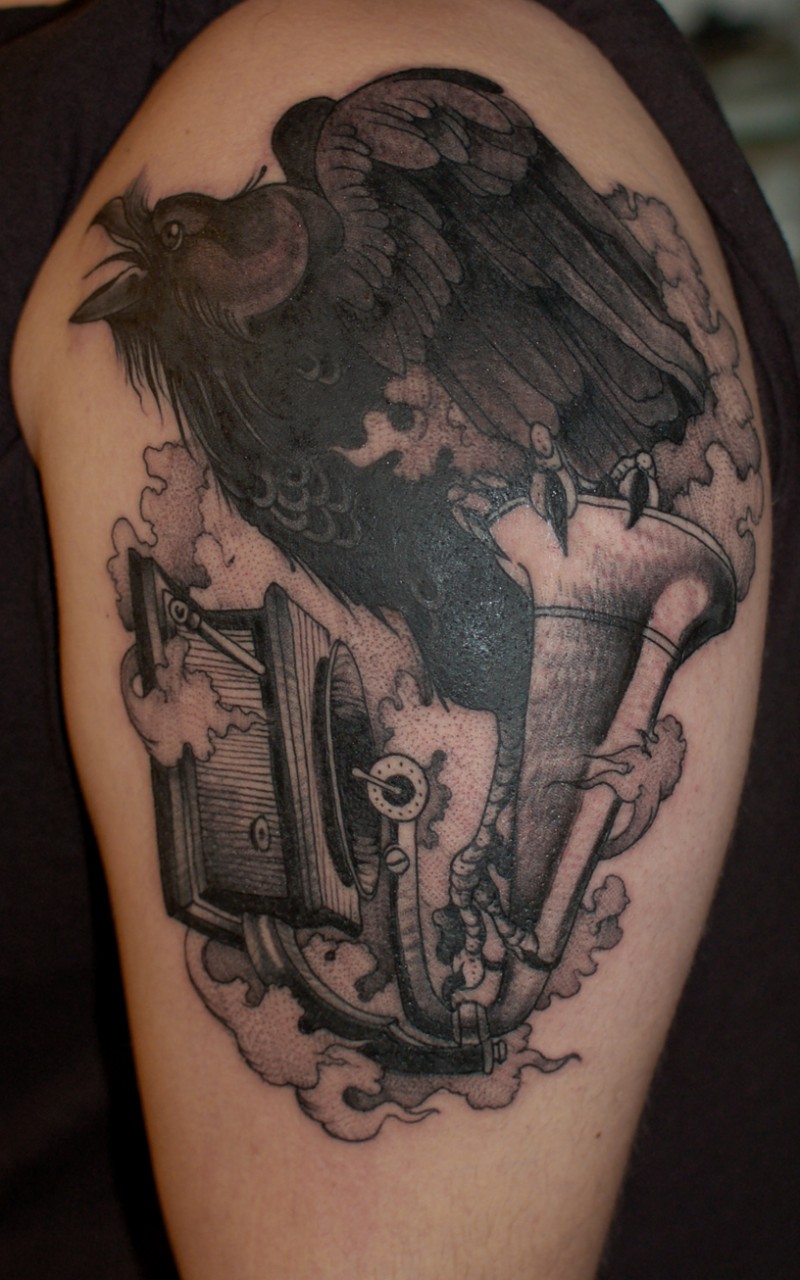 卡通黑白乌鸦与留声机手臂纹身图案