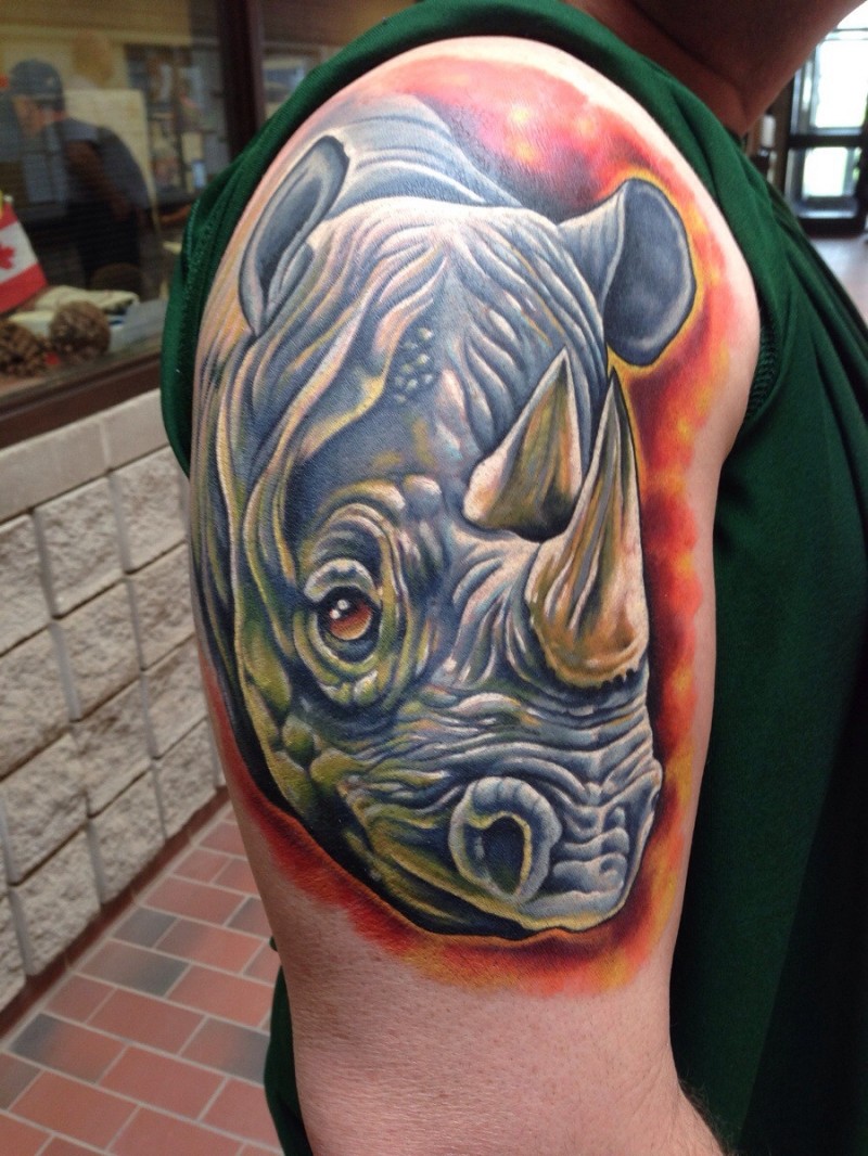 手臂写实可爱的犀牛头像纹身图案