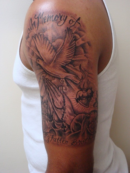手臂黑白太阳和字母鸽子纹身图案