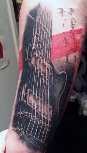 非常写实的吉他与字母手臂纹身图案