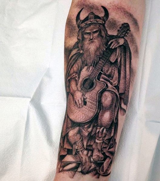 有趣的黑白维京战士弹吉他手臂纹身图案