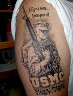 手臂越南士兵和字母记忆纹身图案