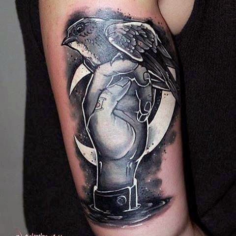 手臂难以置信的黑灰可爱小鸟和手纹身图案